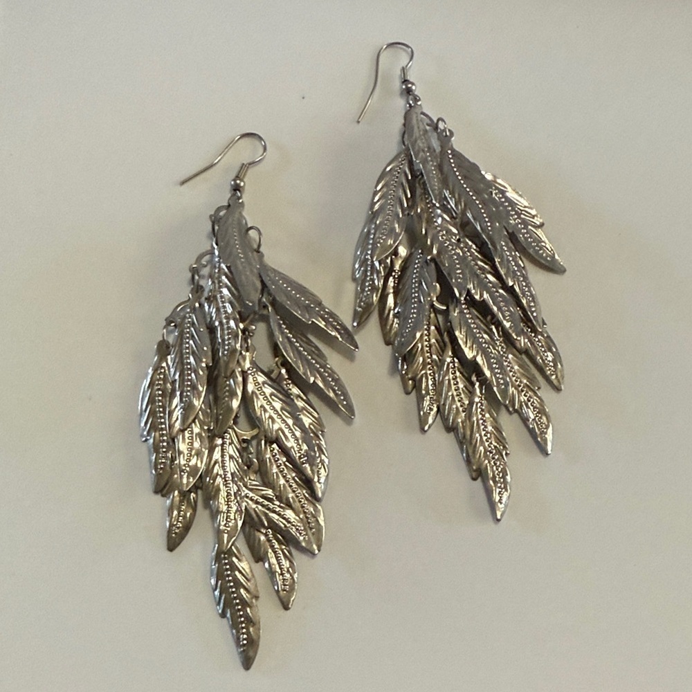 Silver Tone Lightweight Feather Western Boho Leaf Dangle Statement Earrings - Picture 2 of 6